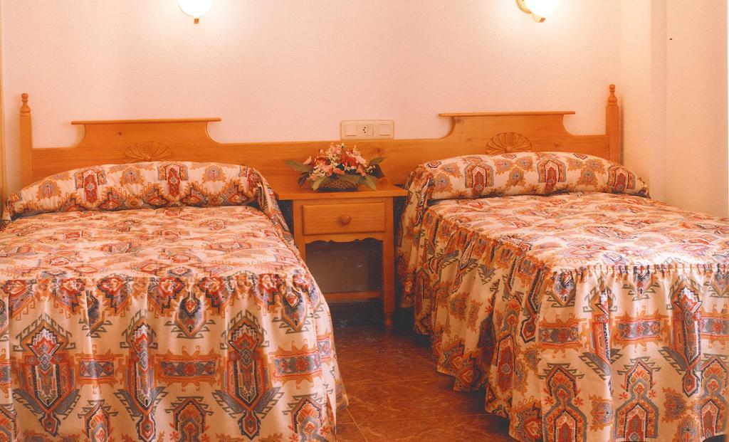 Hostal Cuatro Esquinas Ejea De Los Caballeros Room photo