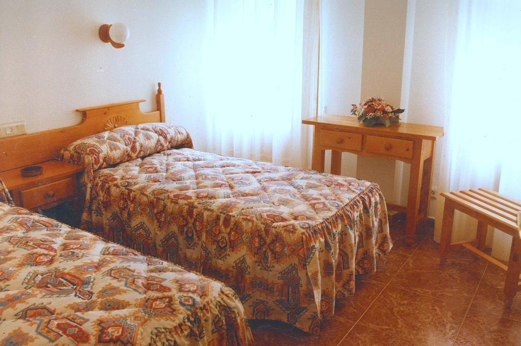 Hostal Cuatro Esquinas Ejea De Los Caballeros Room photo